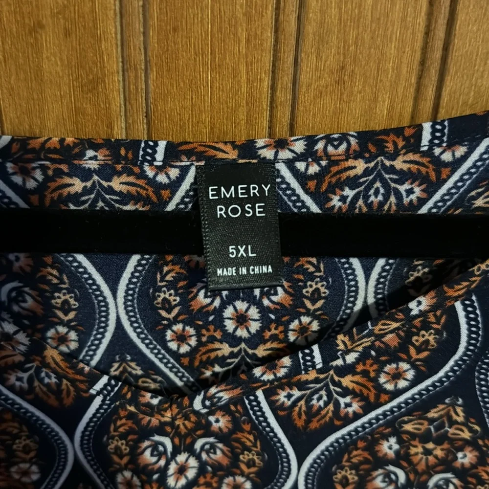 Emery Rose floral/plant print top - Picture 2 of 4